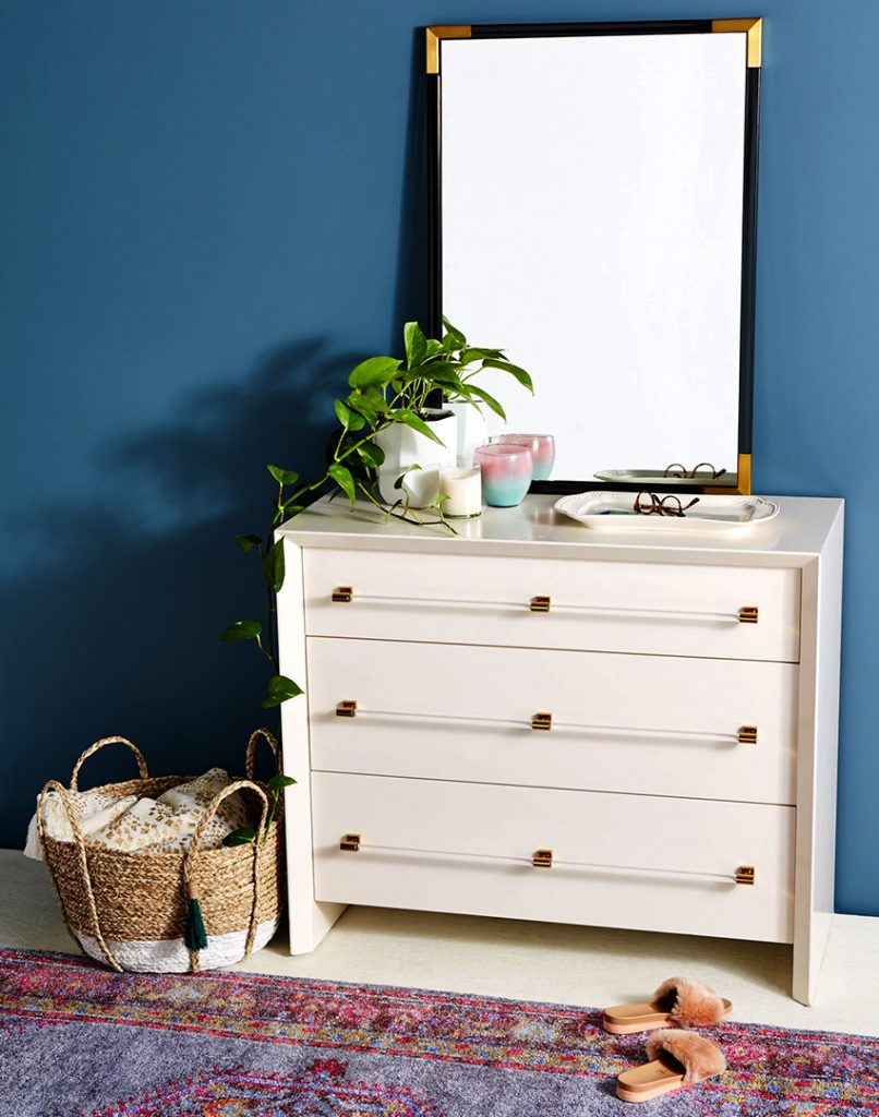 Ang mga modelo na may salamin ay ginagawang mga dressing table ang mga ordinaryong dresser