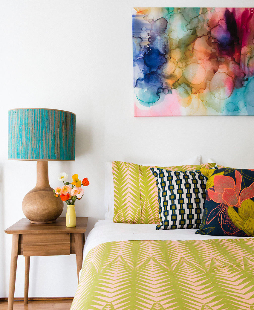 Ang lilim ng lampshade ay dapat na tumutugma sa kulay ng silid-tulugan Ang lilim ng lampshade ay dapat na tumutugma sa kulay ng silid-tulugan