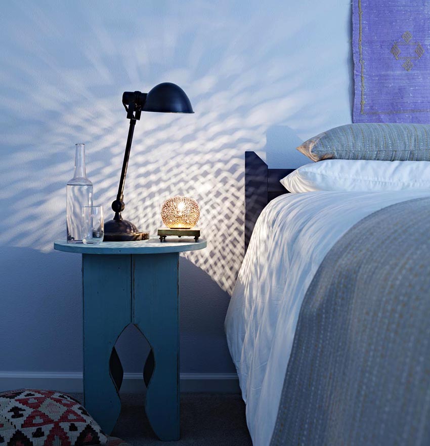 Para sa isang lampara sa kama, ang mga maiinit na lampara hanggang sa 3000 K ay angkop Para sa isang lampara sa kama, ang mga maiinit na lampara hanggang sa 3000 K ay angkop