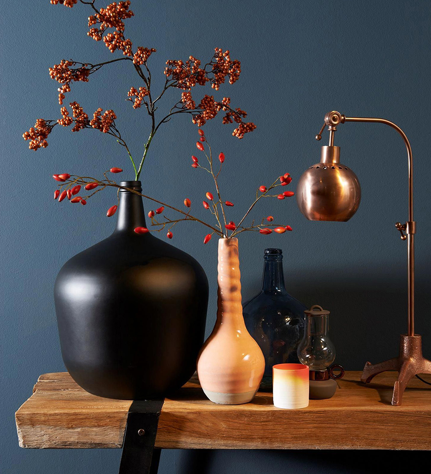 Ang isang metal table lamp ay palamutihan sa loob ng kwarto Ang isang metal table lamp ay palamutihan sa loob ng kwarto