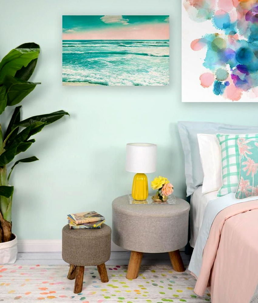 Pinapayagan ka ng lampara sa mesa sa kama na magbasa bago matulog Pinapayagan ka ng lampara sa mesa sa kama na magbasa bago matulog