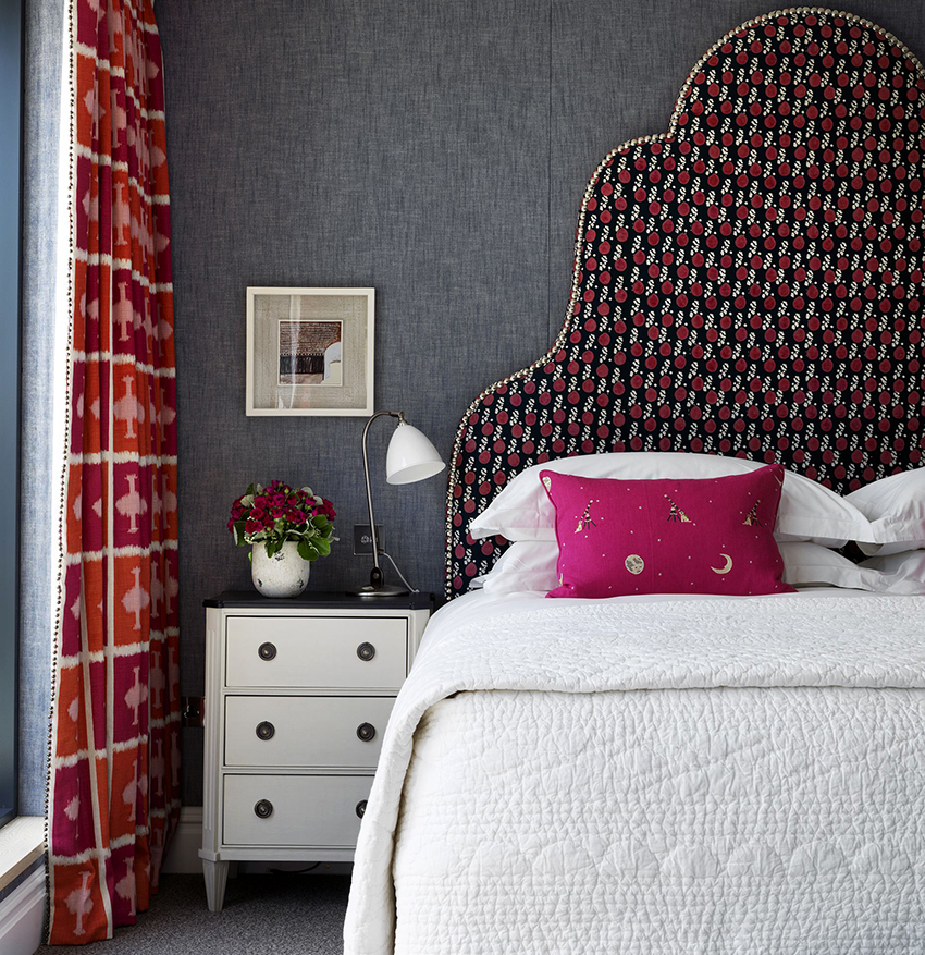 Ang mga table lamp ay lumilikha ng madilim na ilaw na pinakamainam para sa silid-tulugan Ang mga table lamp ay lumilikha ng madilim na ilaw na pinakamainam para sa silid-tulugan