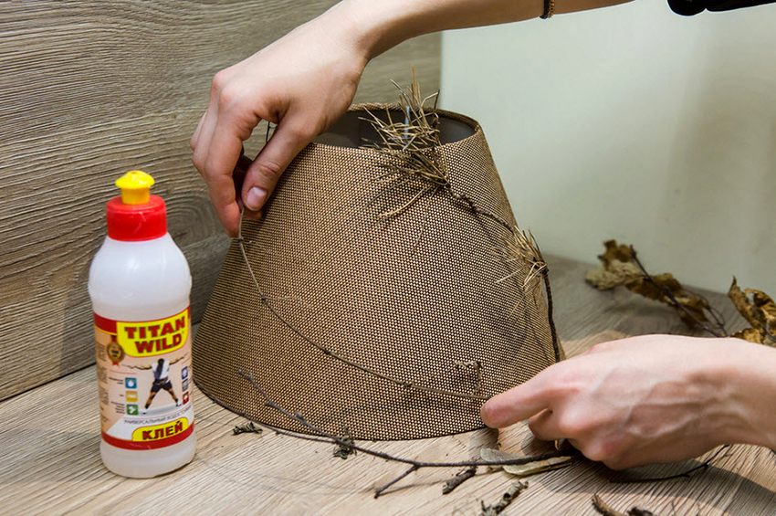 Możesz zaktualizować stary abażur w lampie za pomocą złomu Możesz zaktualizować stary abażur w lampie za pomocą złomu