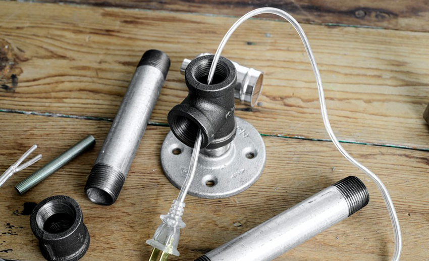 Każda lampa stołowa ma przewód, włącznik, klosz, kolumnę i lampę Każda lampa stołowa ma przewód, włącznik, klosz, kolumnę i lampę