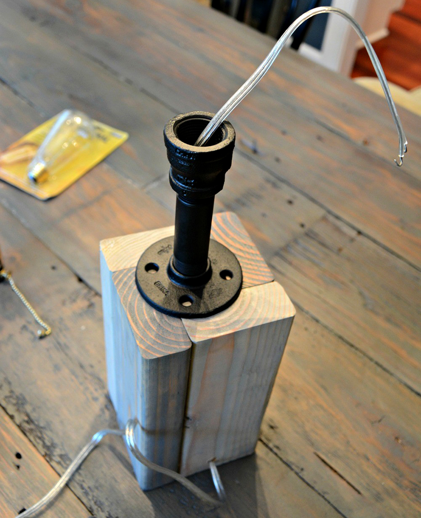 W przypadku domowych opraw lepiej jest używać gniazd z gwintowanymi kołnierzami. W przypadku domowych opraw lepiej jest używać gniazd z gwintowanymi kołnierzami.