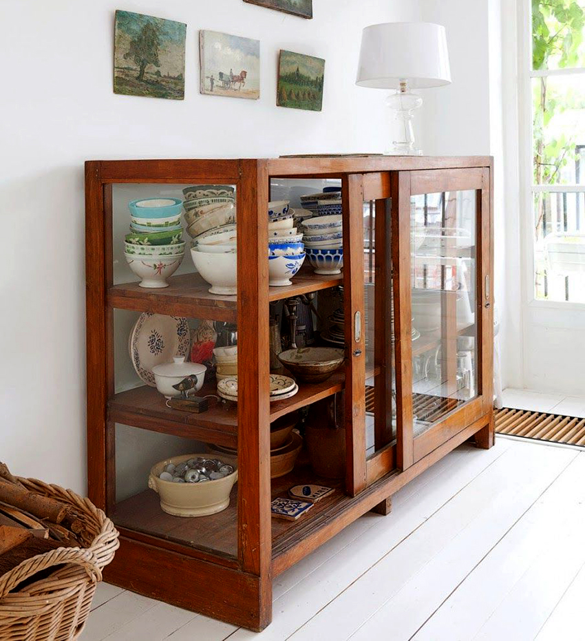 ตู้ข้างเตียงสามารถใช้เก็บจานช้อนส้อมผ้าเช็ดปากและอื่น ๆ อีกมากมาย