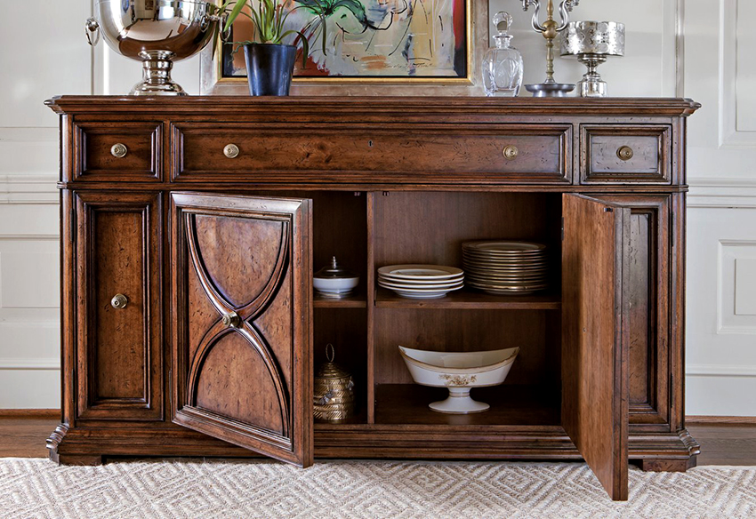 ไซด์บอร์ดมีหลายขนาดโดยมีประตูหรือกระจกมู่ลี่