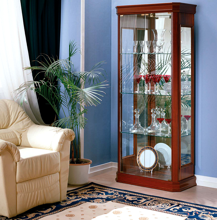 ตู้ข้างแบบคลาสสิกมีชั้นวางและบานกระจกมากมาย