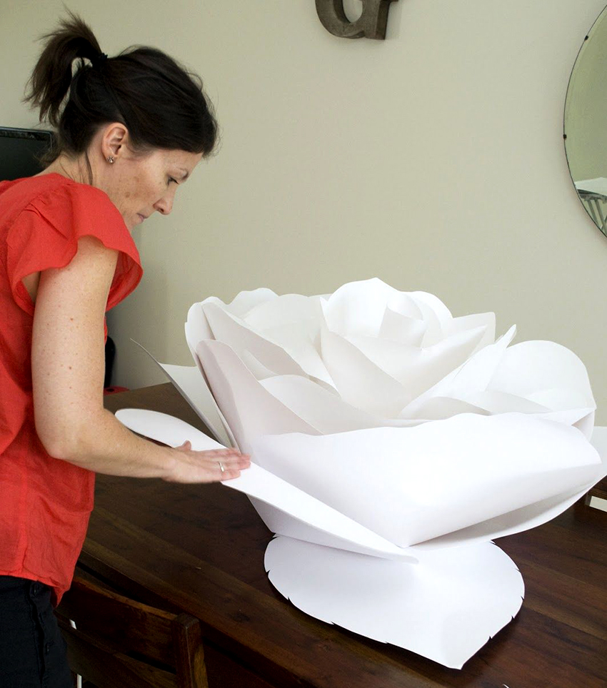 It is necessary to form a flower from an isolon starting from the middle of the bud It is necessary to form a flower from an isolon starting from the middle of the bud