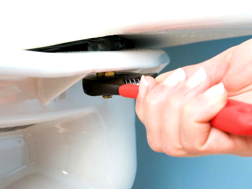 ถังชักโครกติดตั้งได้หลายวิธี: โดยการยึดด้านบนโดยการฝังเข้ากับผนังโดยการติดตั้งบนชั้นวางของโถ ถังชักโครกติดตั้งได้หลายวิธี: โดยการยึดด้านบนโดยการฝังเข้ากับผนังโดยการติดตั้งบนชั้นวางของโถ