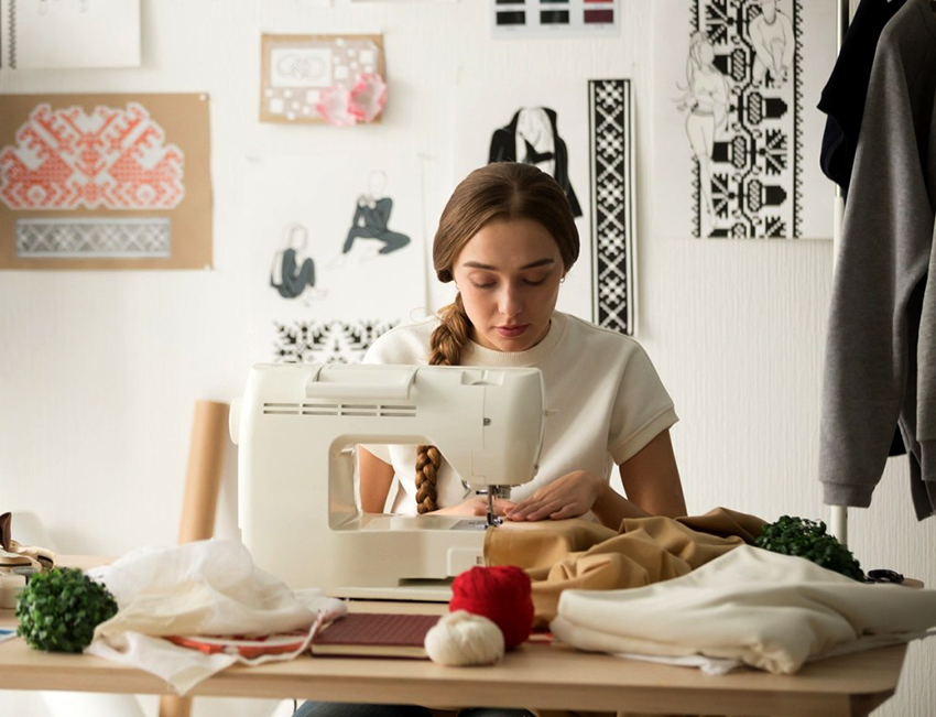 หลังคาสำหรับเรือนเพาะชำสามารถเย็บด้วยมือของคุณเองด้วยจักรเย็บผ้า