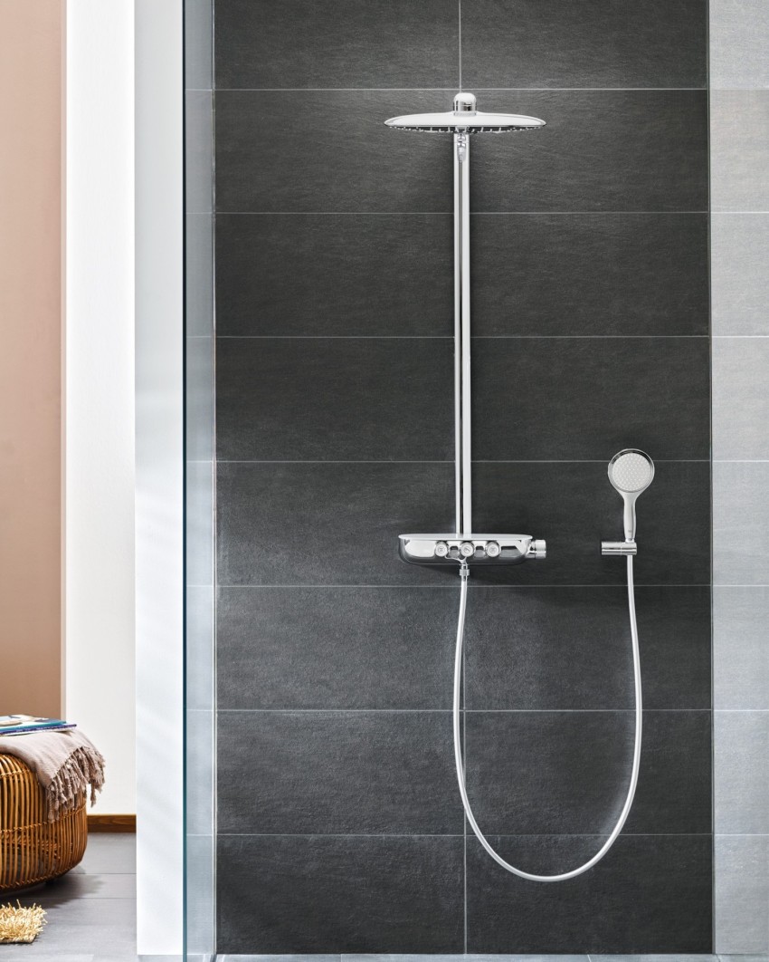 Полива с големи размери покрива цялото тяло наведнъж при топъл тропически дъжд Полива с големи размери покрива цялото тяло наведнъж при топъл тропически дъжд