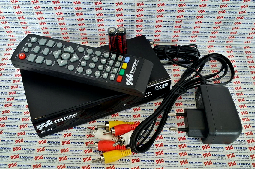 Set lengkap set-top digital DVB-T2 merangkumi: peranti itu sendiri, bekalan kuasa, kabel RCA dan AV, serta alat kawalan jauh Set lengkap set-top digital DVB-T2 merangkumi: peranti itu sendiri, bekalan kuasa, kabel RCA dan AV, serta alat kawalan jauh