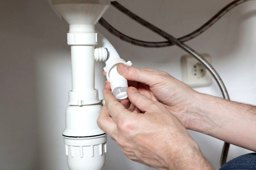 Dacă sifonul este vechi, este posibil să nu facă față sarcinii sale, este necesar să înlocuiți sigiliul de apă cu unul nou Dacă sifonul este vechi, este posibil să nu facă față sarcinii sale, este necesar să înlocuiți sigiliul de apă cu unul nou