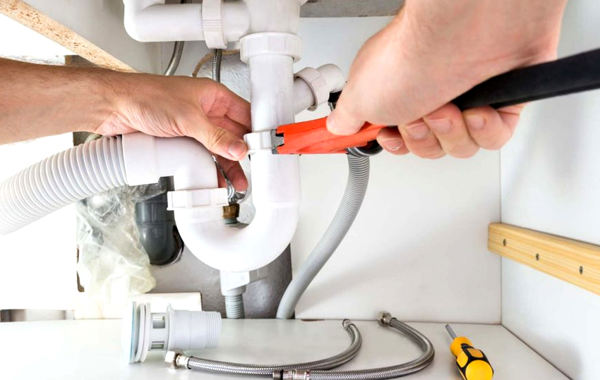 Garnitura de apă pentru canalizare are un design în formă de U sau S Garnitura de apă pentru canalizare are un design în formă de U sau S