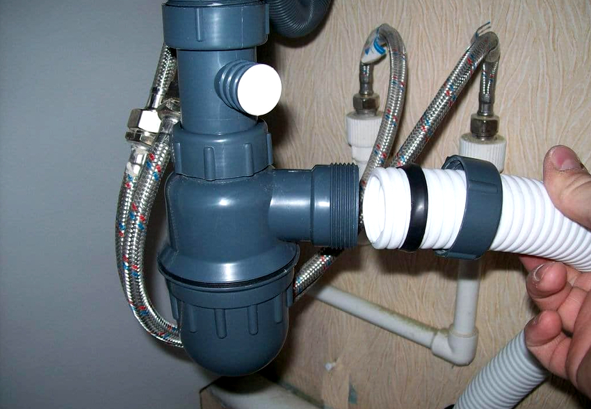 Datorită structurii sale, capcana pentru mirosuri a sticlei este cea mai potrivită pentru utilizarea în bucătărie Datorită structurii sale, capcana pentru mirosuri a sticlei este cea mai potrivită pentru utilizarea în bucătărie