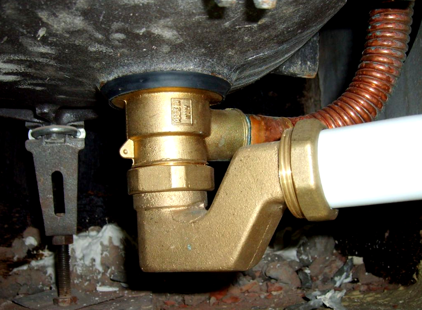 O capcană de miros de două rânduri pentru o baie este un analog cu una cu manivelă, dar este un dispozitiv mai complex O capcană de miros de două rânduri pentru o baie este un analog cu una cu manivelă, dar este un dispozitiv mai complex