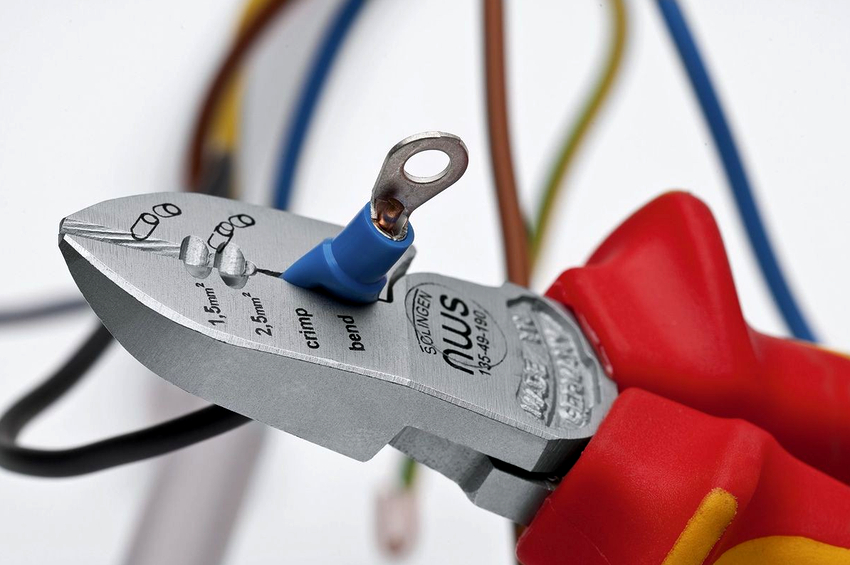 Kìm và dao cắt bên là những công cụ cũng có thể được sử dụng để tách lớp cách điện Kìm và dao cắt bên là những công cụ cũng có thể được sử dụng để tách lớp cách điện