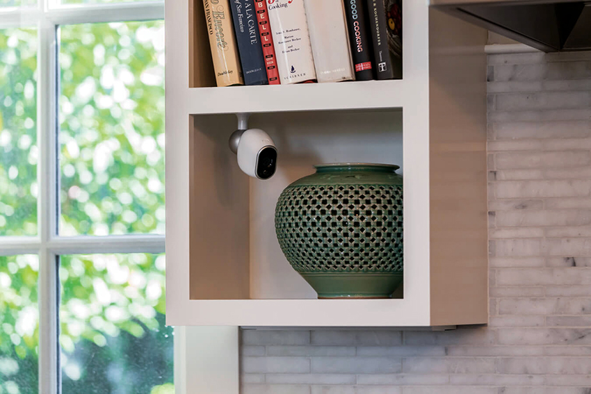 Efter placering er Wi-Fi-kameraer indendørs og udendørs. Efter placering er Wi-Fi-kameraer indendørs og udendørs.