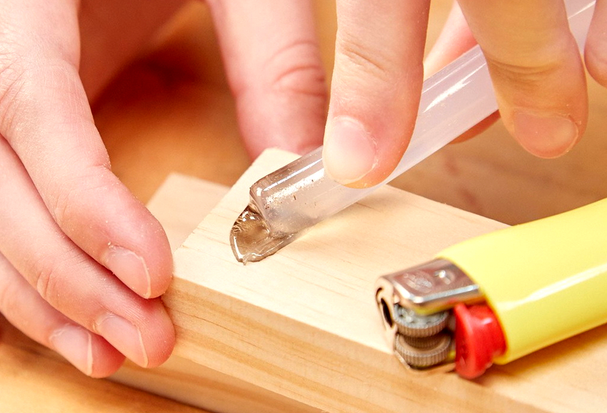 Εκτός από το χρώμα, το μέγεθος και το σημείο τήξης, τα ραβδιά κόλλας διαφέρουν ως προς τη χημική τους σύνθεση Εκτός από το χρώμα, το μέγεθος και το σημείο τήξης, τα ραβδιά κόλλας διαφέρουν ως προς τη χημική τους σύνθεση