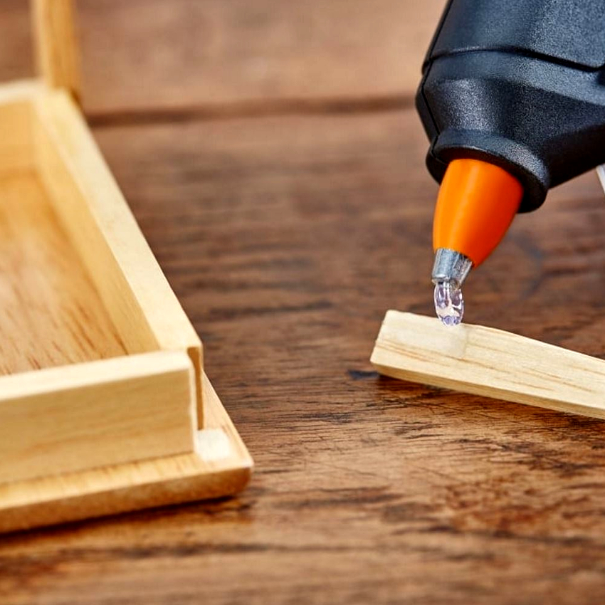 Το πιστόλι κόλλας έχει γίνει απαραίτητο εργαλείο για σχεδιαστές, ανθοπωλεία, ραδιοερασιτέχνες, οικιακούς τεχνίτες και κατασκευαστές. Το πιστόλι κόλλας έχει γίνει απαραίτητο εργαλείο για σχεδιαστές, ανθοπωλεία, ραδιοερασιτέχνες, οικιακούς τεχνίτες και κατασκευαστές.