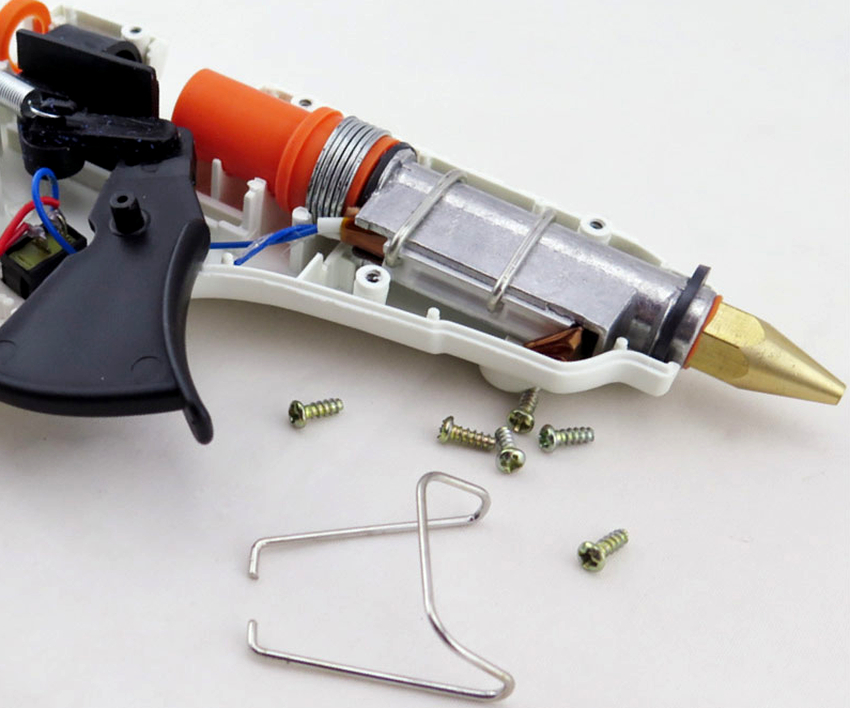 Ο θάλαμος θέρμανσης είναι μια μεταλλική δεξαμενή με ένα θερμαντικό στοιχείο δίπλα του Ο θάλαμος θέρμανσης είναι μια μεταλλική δεξαμενή με ένα θερμαντικό στοιχείο δίπλα του