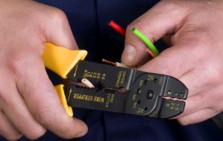 Crimping pliers para sa wire lugs: mga uri ng tool at pamamaraan ng aplikasyon