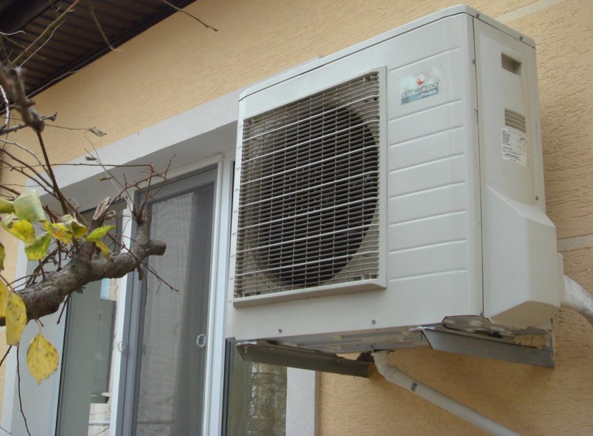 Ang panlabas na yunit ay madalas na nakasabit sa ilalim o sa gilid ng isang window Ang panlabas na yunit ay madalas na nakasabit sa ilalim o sa gilid ng isang window