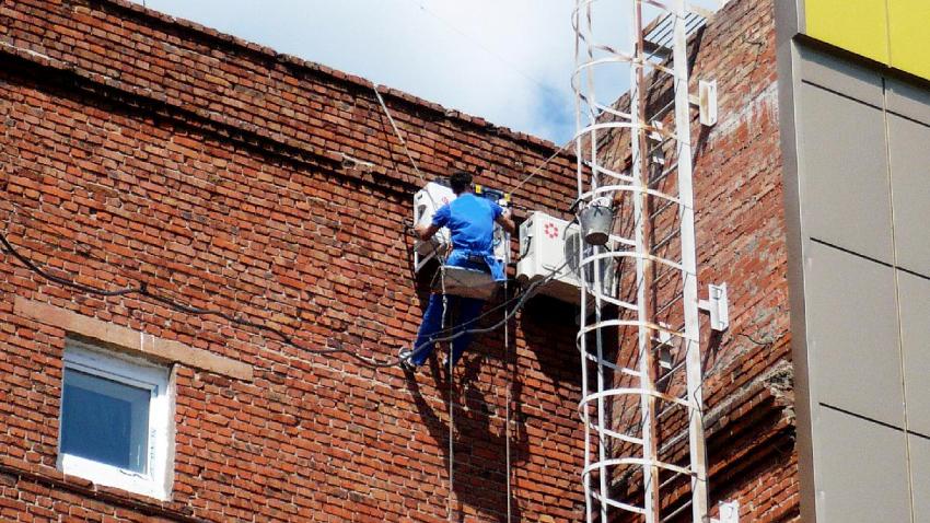 Ang pagpili ng mga braket para sa pag-mounting mga panlabas na yunit ay dapat lapitan nang napaka responsable Ang pagpili ng mga braket para sa pag-mounting mga panlabas na yunit ay dapat lapitan nang napaka responsable