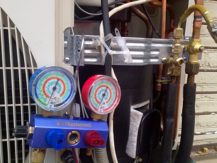 Matapos ang pag-install ng split-system, ang lahat ng labis na hangin at kahalumigmigan ay dapat na alisin mula sa aparato nito Matapos ang pag-install ng split-system, ang lahat ng labis na hangin at kahalumigmigan ay dapat na alisin mula sa aparato nito