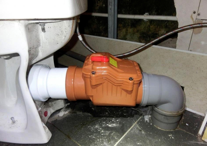 La vàlvula bloquejarà el moviment de les aigües residuals de nou a través del clavegueram La vàlvula bloquejarà el moviment de les aigües residuals de nou a través del clavegueram