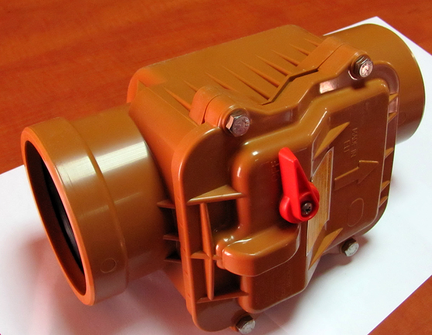 Una vàlvula antiretorn impedeix que el contingut surti de les canonades en cas de bloqueig Una vàlvula antiretorn impedeix que el contingut surti de les canonades en cas de bloqueig