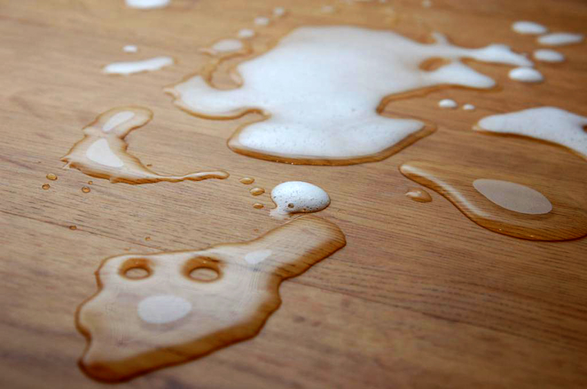 Si el parquet està inundat, heu d’eliminar ràpidament el líquid i assecar el revestiment, per exemple, amb un assecador. Si el parquet està inundat, heu d’eliminar ràpidament el líquid i assecar el revestiment, per exemple, amb un assecador.