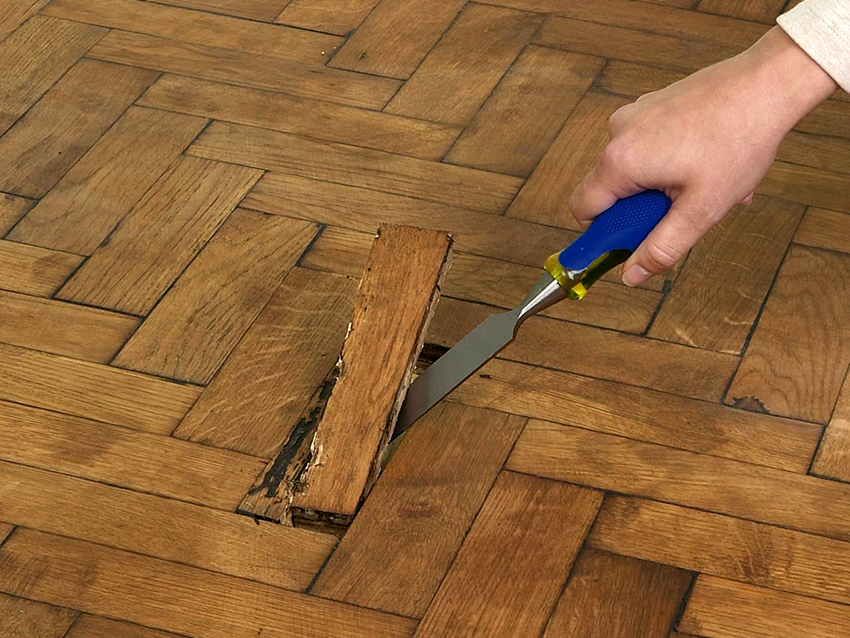 Es retiren les tires de parquet que s’afluixen amb un cisell Es retiren les tires de parquet que s’afluixen amb un cisell