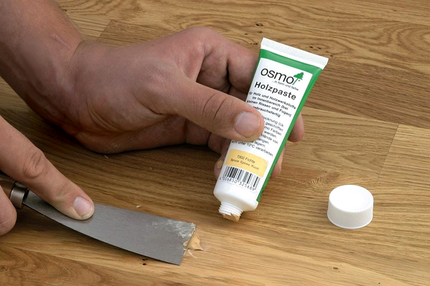 La massilla cosmètica s'aplica a la zona danyada amb una espàtula La massilla cosmètica s'aplica a la zona danyada amb una espàtula