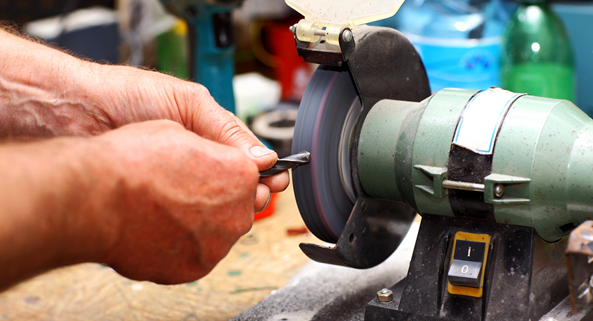 ต้องใช้เครื่องลับคมเพื่อให้เครื่องมืออยู่ในสภาพดี สว่านเหลา: อุปกรณ์ทำที่บ้านที่เรียบง่ายและราคาไม่แพง