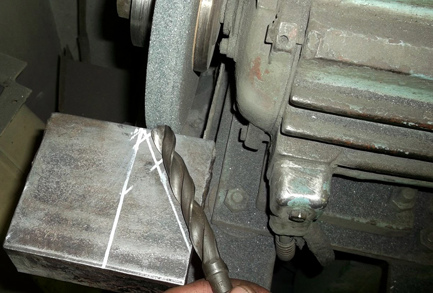 เมื่อลับคมสว่านชนิดเกลียวสิ่งสำคัญคือต้องยึดตามมุมที่ต้องการอย่างเคร่งครัด เมื่อลับคมสว่านชนิดเกลียวสิ่งสำคัญคือต้องยึดตามมุมที่ต้องการอย่างเคร่งครัด