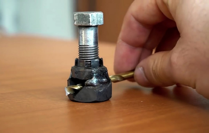 เครื่องเหลาสามารถทำจากถั่วสองอันและสลักเกลียว เครื่องเหลาสามารถทำจากถั่วสองอันและสลักเกลียว