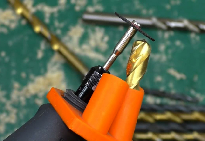 อุปกรณ์สำหรับสว่านสำหรับลับคมคือหัวฉีดพลาสติกซึ่งมีการวางชิ้นส่วนเหลาและสว่านไว้ อุปกรณ์สำหรับสว่านสำหรับลับคมคือหัวฉีดพลาสติกซึ่งมีการวางชิ้นส่วนเหลาและสว่านไว้