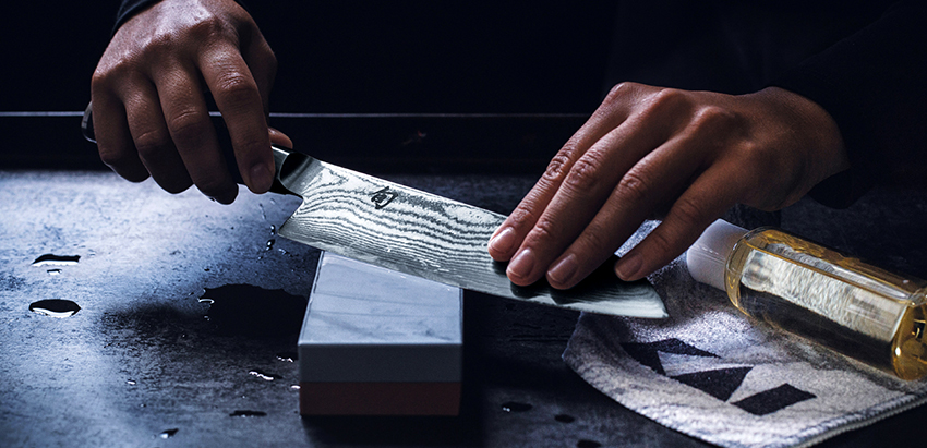 Konieczne jest upewnienie się, że kąt między nożem a prętem jest taki sam podczas procesu ostrzenia Konieczne jest upewnienie się, że kąt między nożem a prętem jest taki sam podczas procesu ostrzenia