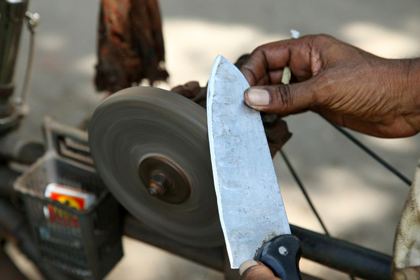 Podczas ostrzenia na maszynie elektrycznej konieczne jest okresowe zwilżanie ostrza noża wodą Podczas ostrzenia na maszynie elektrycznej konieczne jest okresowe zwilżanie ostrza noża wodą