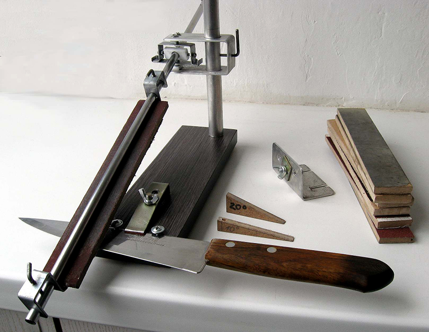 Jeśli głównym celem jest wyostrzenie noża, konieczne jest użycie materiałów ściernych o średniej lub dużej ziarnistości. Jeśli głównym celem jest wyostrzenie noża, konieczne jest użycie materiałów ściernych o średniej lub dużej ziarnistości.