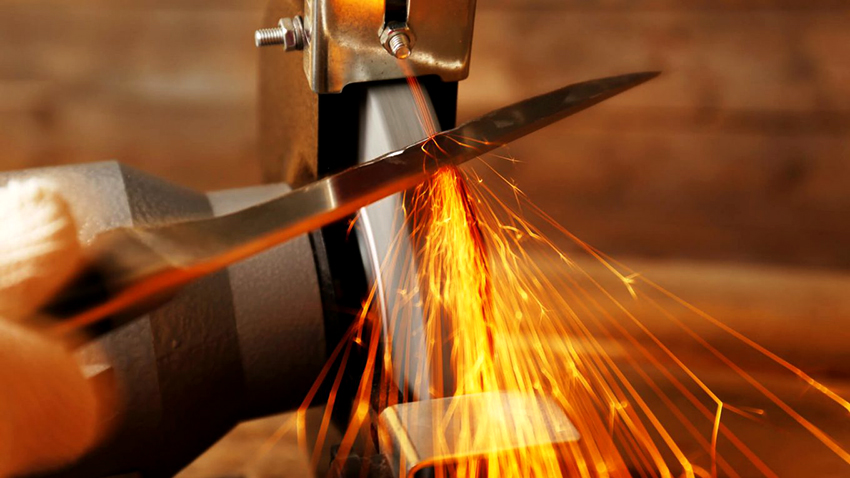 Ostrzałki mechaniczne pozwalają na ostrzenie noża w jak najkrótszym czasie Ostrzałki mechaniczne pozwalają na ostrzenie noża w jak najkrótszym czasie