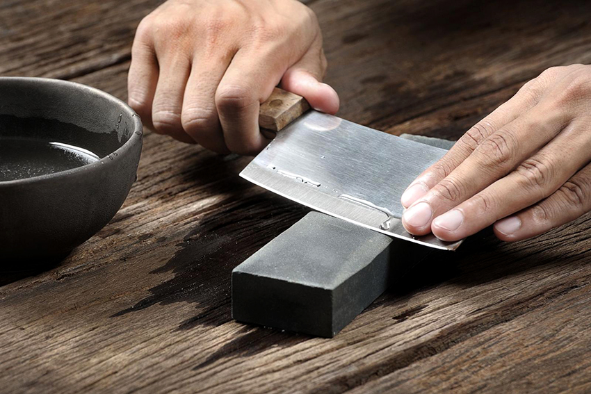 Najłatwiejszą opcją ostrzenia noża jest osełka lub blok. Najłatwiejszą opcją ostrzenia noża jest osełka lub blok.