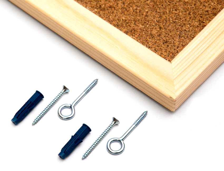 Den enkleste måde at fastgøre et korkbræt på væggen er at skrue det ned. Den enkleste måde at fastgøre et korkbræt på væggen er at skrue det ned.