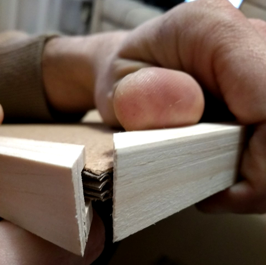 Rammen til korkpladen kan købes færdiglavet eller laves af dig selv Rammen til korkpladen kan købes færdiglavet eller laves af dig selv