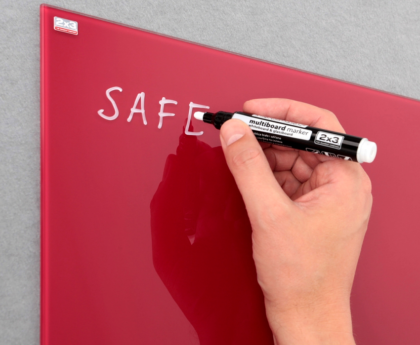 På magnetiske markørbrædder er noter lavet ikke med kridt, men med en markør På magnetiske markørbrædder er noter lavet ikke med kridt, men med en markør