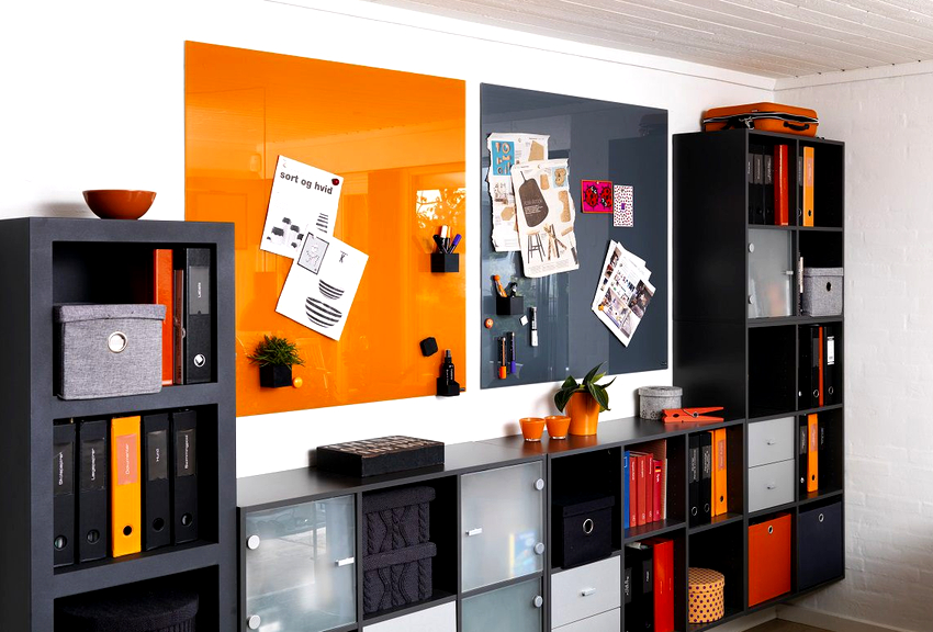 Processen med at placere information på opslagstavler udføres ved at optage eller rette allerede udfyldte medier Processen med at placere information på opslagstavler udføres ved at optage eller rette allerede udfyldte medier