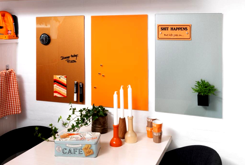 Vægmonterede magnetplader er meget populære, fordi de kan bruges til at skrive med kridt. Vægmonterede magnetplader er meget populære, fordi de kan bruges til at skrive med kridt.