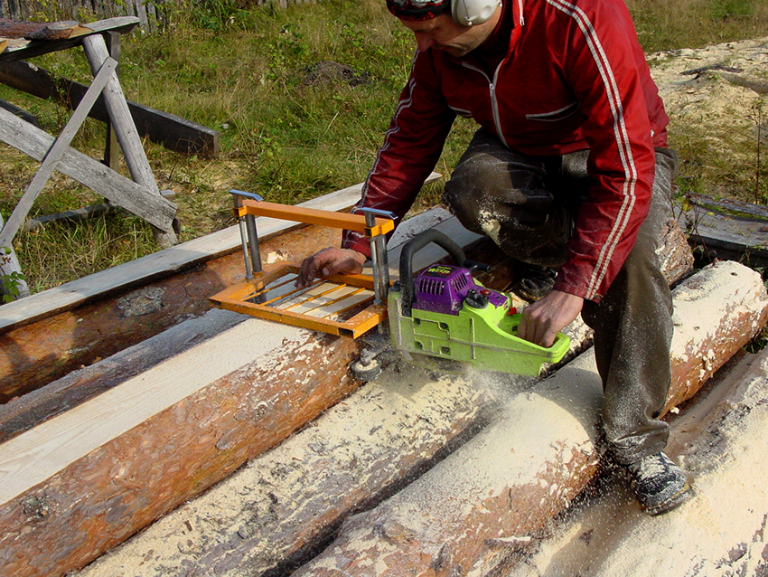 Für eine Kettensäge können Sie spezielle Anbaugeräte kaufen oder das erforderliche Werkzeug mit seiner Verwendung herstellen Für eine Kettensäge können Sie spezielle Anbaugeräte kaufen oder das erforderliche Werkzeug mit seiner Verwendung herstellen